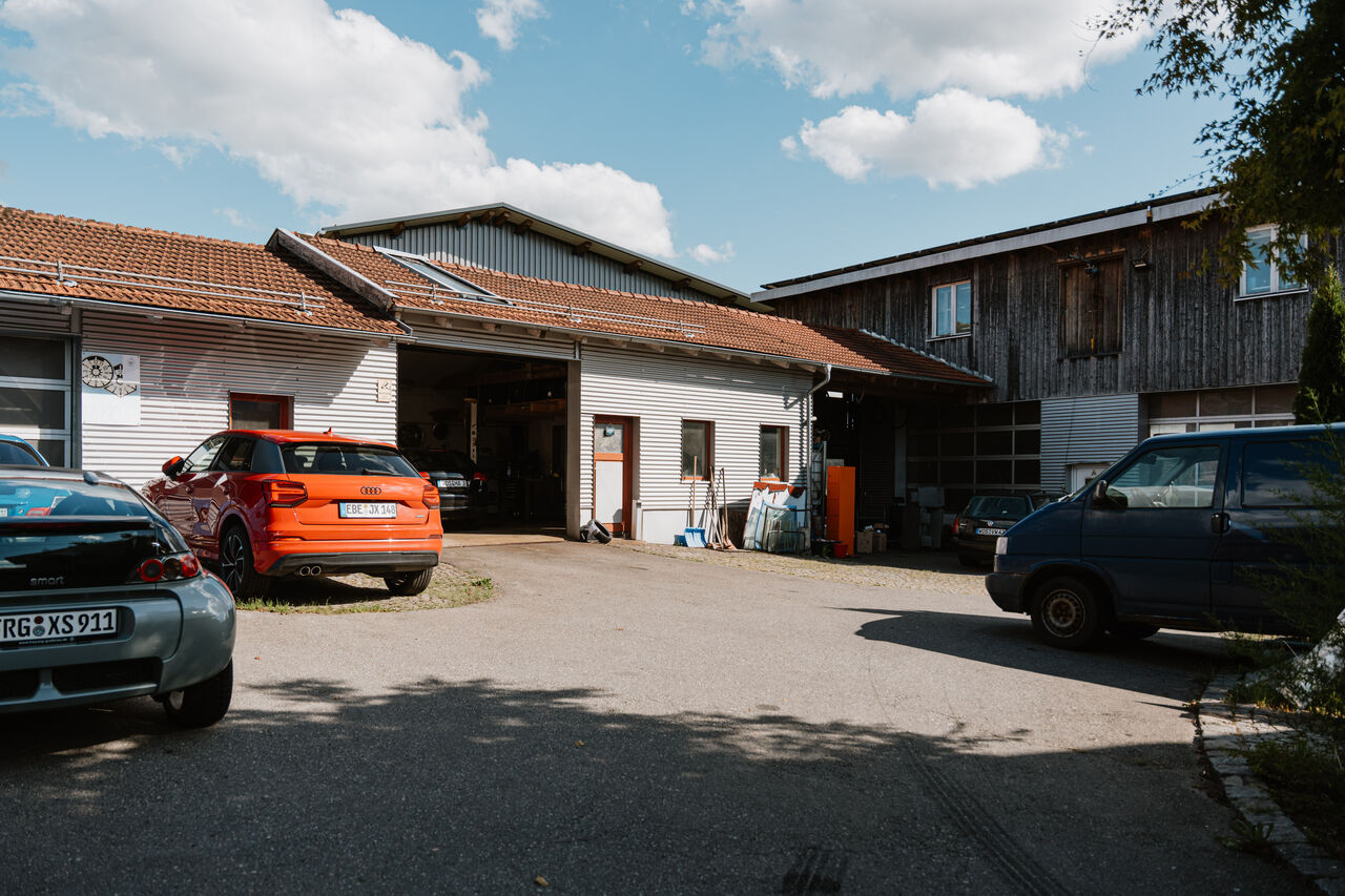 Hof und Werkstatthalle von KFZ Würzinger in Marchetsreut mit geöffnetem Hallentor
